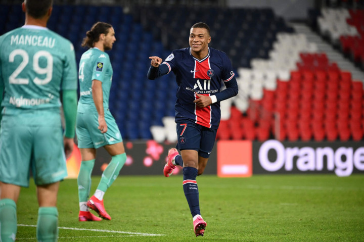 Dan Mbappe menutup pesta gol tuan rumah menjadi 6-1 enam menit menjelang waktu normal berakhir. 