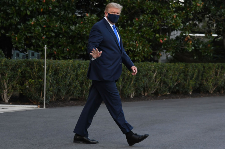 Trump, yang mengenakan setelan gelap, berjalan melewati jurnalis yang menunggu tanpa menjawab pertanyaan. Dia hanya melambaikan tangan kepada para wartawan.