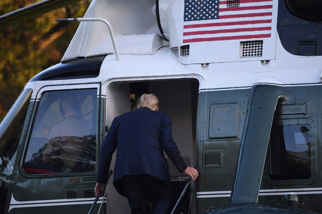 Helikopter kemudian berangkat untuk perjalanan singkat ke Rumah Sakit Militer Walter Reed di mana Presiden memiliki ruang medis khusus yang aman. Trump akan menjalani perawatan selama beberapa hari ke depan.