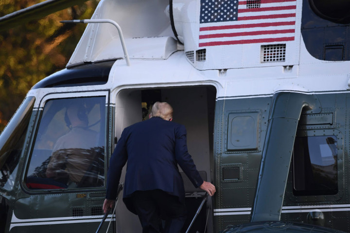 Helikopter kemudian berangkat untuk perjalanan singkat ke Rumah Sakit Militer Walter Reed di mana Presiden memiliki ruang medis khusus yang aman. Trump akan menjalani perawatan selama beberapa hari ke depan.