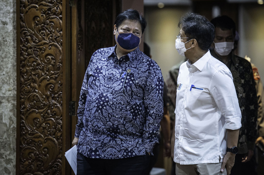 Adapun target imunisasi vaksin covid-19, kata dia, diberikan kepada warga yang berusia produktif sebanyak 70 persen dengan rentang usia 19-59 tahun. Mereka yang diutamakan akan mendapatkan vaksinasi, lanjut dia, para petugas garda terdepan seperti tenaga kesehatan yakni dokter, perawat, petugas medis, kemudian TNI/Polri, dan Satpol PP serta pasien dengan penyakit penyerta atau komorbid