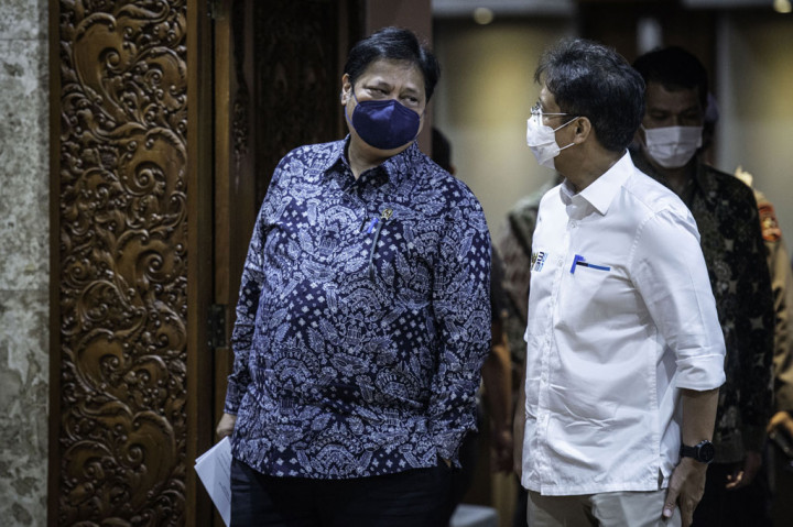 Adapun target imunisasi vaksin covid-19, kata dia, diberikan kepada warga yang berusia produktif sebanyak 70 persen dengan rentang usia 19-59 tahun. Mereka yang diutamakan akan mendapatkan vaksinasi, lanjut dia, para petugas garda terdepan seperti tenaga kesehatan yakni dokter, perawat, petugas medis, kemudian TNI/Polri, dan Satpol PP serta pasien dengan penyakit penyerta atau komorbid