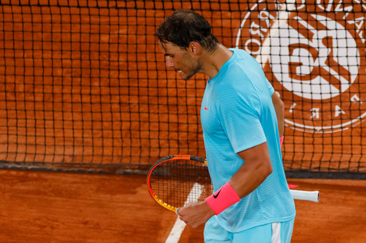 Spesialis lapangan tanah liat Rafael Nadal melakukan selebrasi usai memastikan diri melaju ke putaran empat atau babak 16 besar French Open setelah mengalahkan Stefano Travaglia 6-1, 6-4, 6-0, pada Jumat, 2 Oktober 2020.