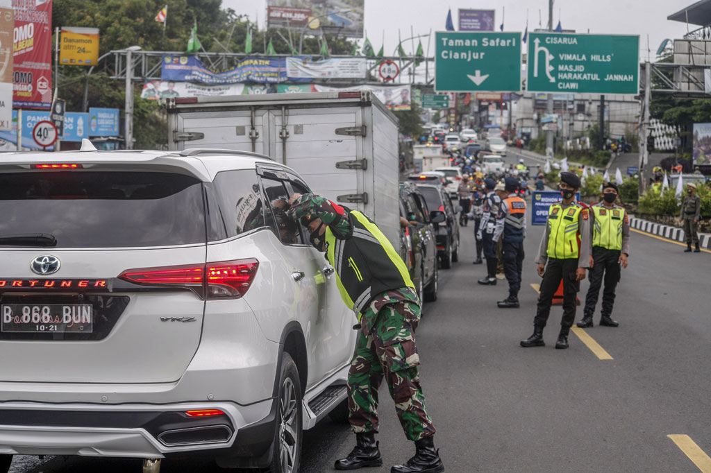 Pemerintah Kabupaten Bogor bersama unsur TNI-Polri melakukan pembatasan pengunjung sebesar 50 persen di kawasan wisata Puncak Kabupaten Bogor.