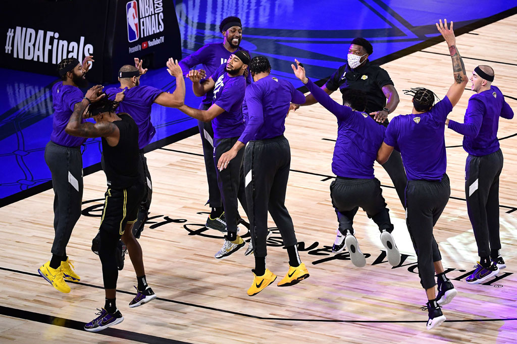 Para pemain Los Angeles Lakers meluapkan kegembiraan usai menundukkan Miami Heat pada gim kedua final NBA ESPN Wide World Of Sports Complex, Lake Buena Vista, Florida, Sabtu, 3 Oktober 2020 WIB.