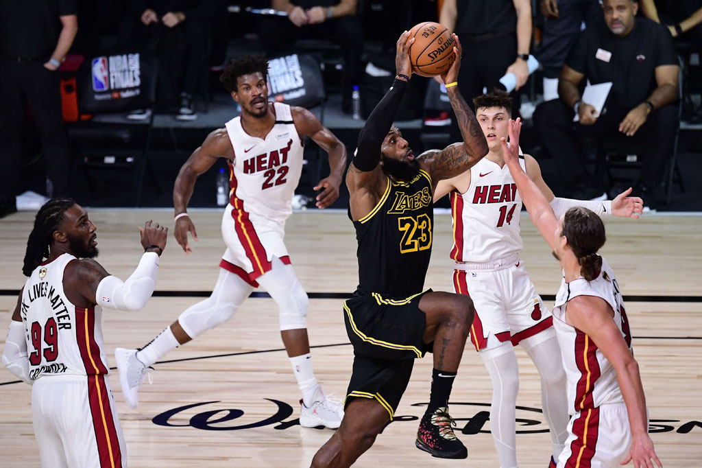 Untuk kedua kalinya dalam dua pertandingan berturut-turut James hampir meraih 'triple-double', dengan menyumbang 33 poin, 9 rebound, dan 9 assist. 