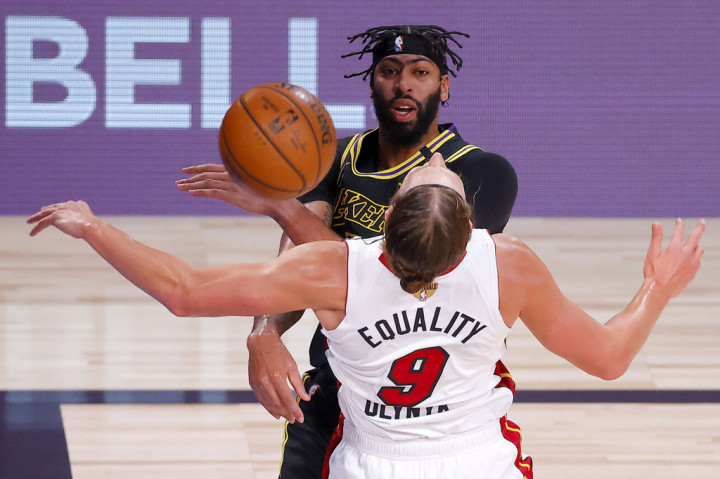 Davis yang menghasilkan 14 dari 15 tembakan pertamanya dari lapangan, menyelesaikan laga dengan menyarangkan 15 bola dalam 20 upayanya.