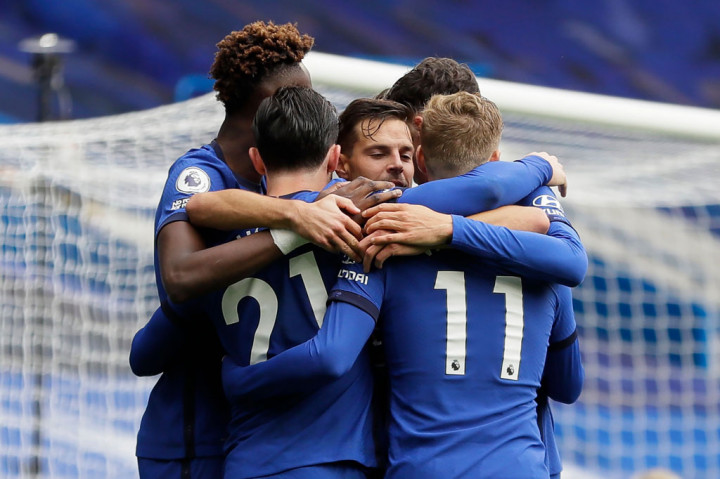 Ben Chilwell melakukan selebrasi bersama rekan-rekan setimnya usai menjebol gawang Crystal Palace