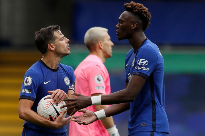 Enam menit berselang, Chelsea memperoleh hadiah tendangan penalti lagi kali ini buah pelanggaran Mamadou Sakho terhadap Kai Havertz. Eksekusi tendangan penalti kedua Chelsea sempat diwarnai perebutan antara Jorginho dengan Abraham. Kapten Chelsea, Cesar Azpilicueta, menengahi keduanya dan memberikan bola kepada Jorginho.