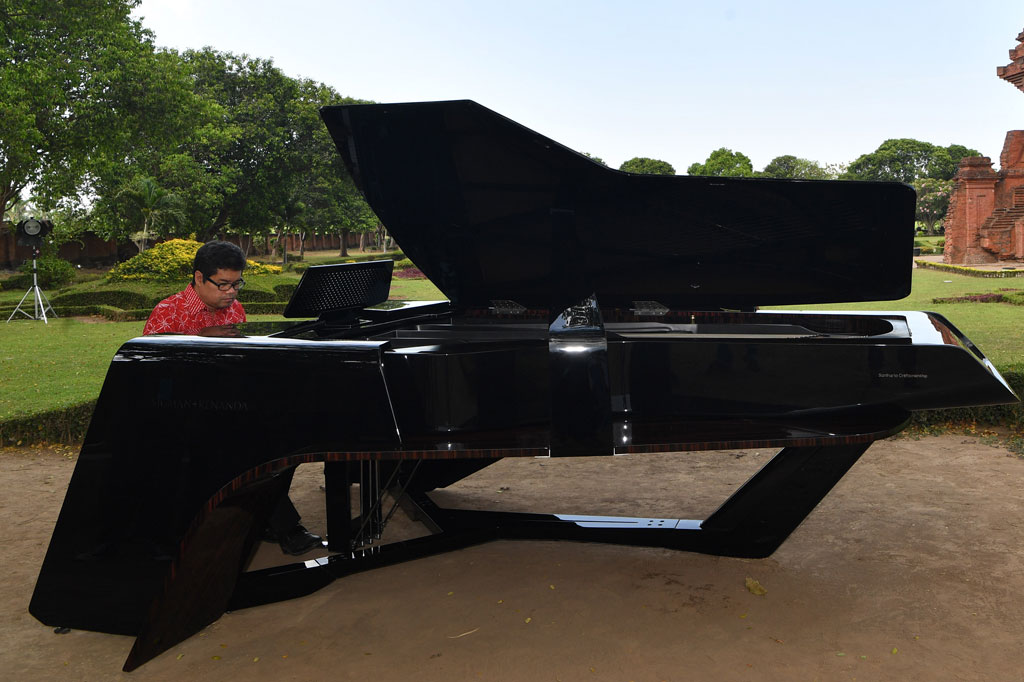 Piano dengan desain futuristik tersebut adalah karya kolaborasi dari perusahaan furniture PT. Saniharto Enggalhardjo dengan musisi Aksan Sjuman dan arsitek Raul Renanda.