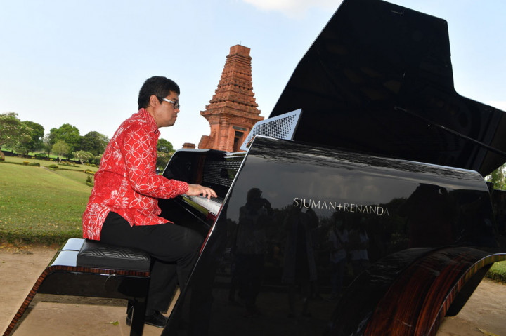 Grand piano ini memiliki panjang 3,10 meter, lebar 2,10 meter, dan menjadikan piano ini lebih besar dibandingkan rata-rata ukuran grand piano pada umumnya. Salah satu yang menarik, piano ini menggunakan material kayu ebony Makassar dan menggunakan senar berbalut nikel yang tahan korosi.