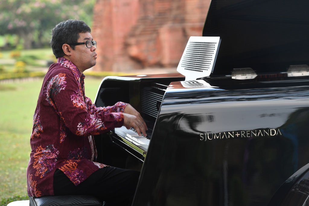 Sementara itu sistem mekanik pemukul senar menggunakan 'epoxy carbon fiber', yang merupakan teknik terbaru dalam sistem mekanik sebuah grand piano.