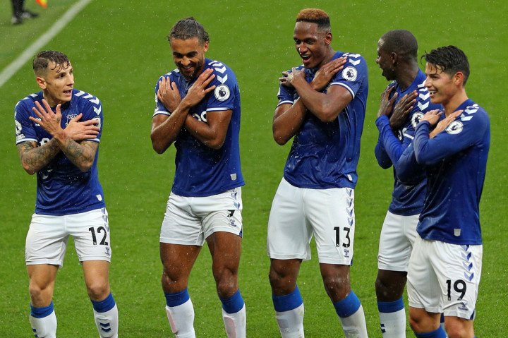Yerry Mina dan tim melakukan selebrasi usai mencetak gol ke gawang Brighton & Hove Albion. AFP Photo/Peter Byrne