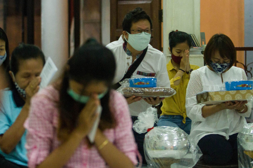 Sejumlah umat buddha mempersiapkan persembahan saat prosesi Sanghadana Kathina atau mengumpulkan dari umat di Wihara Buddha Dhamma, Karawang, Jawa Barat.
