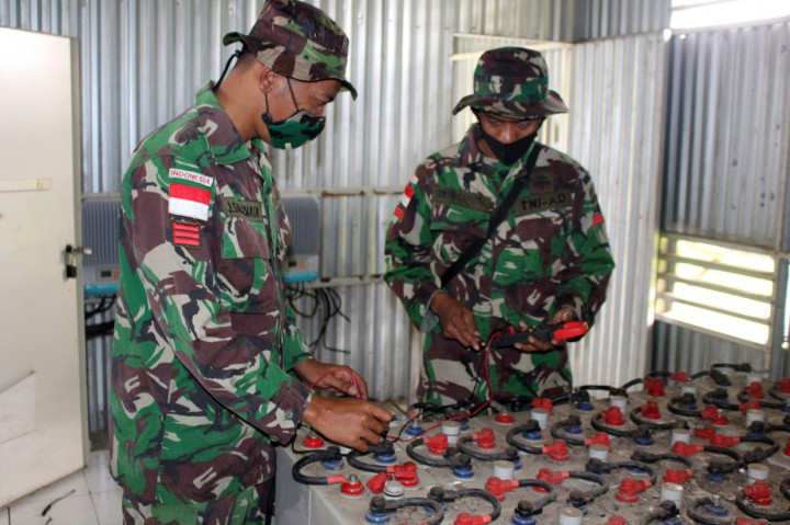 Dengan tekad berbuat yang terbaik, Praka Jimmi dibantu personel Pos Kondo mengerahkan segala kemampuan yang dimiliki, memeriksa instalasi listrik ke rumah-rumah dan mengecek satu persatu komponen PLTS. Dalam upaya perbaikan PLTS, anggota Satgas sempat kewalahan karena ada komponen yang terbakar, sedangkan alat yang harus diganti tidak tersedia di toko elektronik di Merauke.