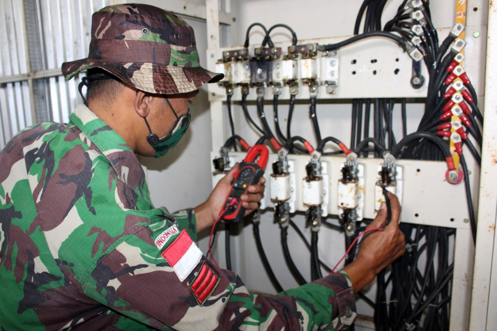 Melihat kondisi tersebut membuat personel Satgas Pos Kondo merasa terpanggil untuk membantu mengatasi kesulitan yang dialami warga, kemudian Danpos Kondo Letda Inf Purwanta melaporkan kondisi tersebut kepada Dansatgas.