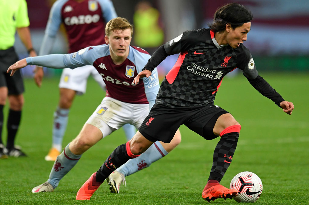 Saat turun minum Juergen Klopp berusaha mengatasi masalah dengan memasukkan Takumi Minamino menggantikan Naby Keita, tetapi masalah baru muncul dari kegagalan lini tengah Liverpool menjaga penguasaan bola yang berkali-kali membuat Villa bisa menciptakan peluang.