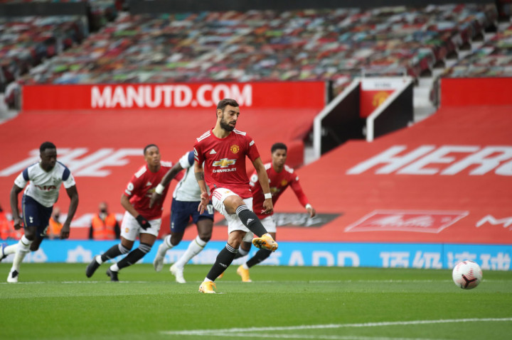 MU sebetulnya memulai pertandingan baik. Dua menit babak pertama berjalan tuan rumah mendapat hadiah penalti ketika Anthony Martial dijatuhkan oleh Davinson Sanchez di dalam area terlarang. Dan Bruno Fernandes sukses menjalankan tugasnya sebagai algojo untuk membawa MU unggul 1-0.