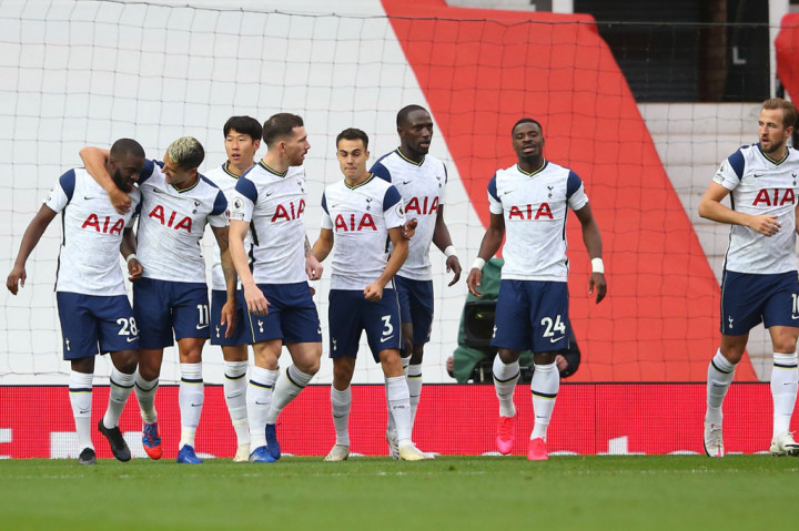 Namun, keunggulan itu hanya bertahan seumur jagung karena kerapuhan lini belakang MU mulai terkuak. Erik Lamela merebut bola dari penguasaan Luke Shaw, mengirimkan umpan yang diselesaikan dengan sempurna oleh Tanguy Ndombele untuk membuat kedudukan imbang pada menit keempat.