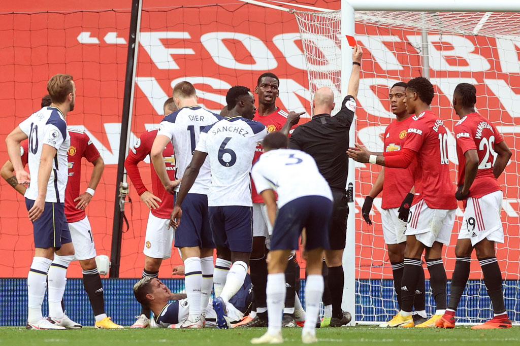 Situasi seketika berubah bencana bagi MU pada menit ke-28 ketika Martial diusir dari lapangan oleh wasit Anthony Taylor, setelah penyerang Prancis itu melakukan tindakan tak terpuji terhadap Lamela.