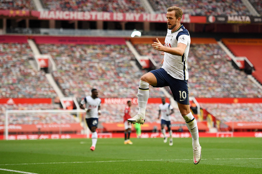 Dua menit setelahnya, situasi 11 lawan 10 langsung dimanfaatkan Tottenham untuk menambah keunggulan lewat gol pertama Kane mengakhiri kerja sama dengan Son.