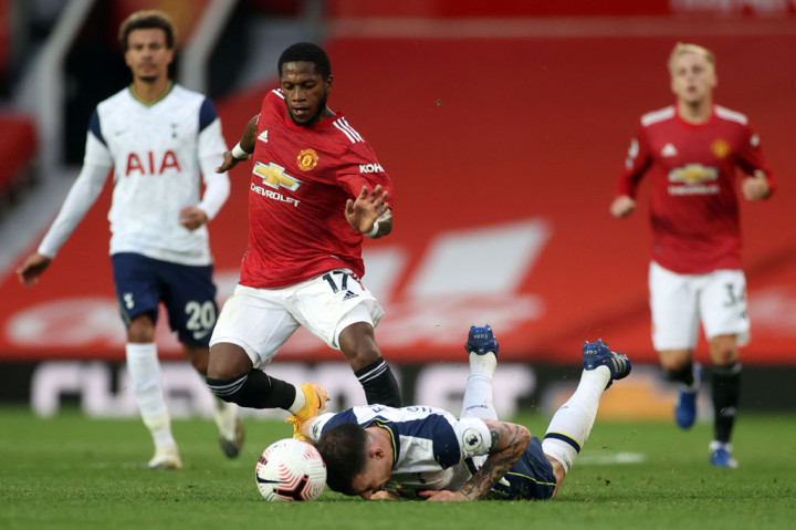 Memasuki babak kedua, Ole Gunnar Solskjaer berusaha mengatasi situasi timpang dengan memasukkan Fred dan Scott McTominay, masing-masing menggantikan Fernandes dan Nemanja Matic.