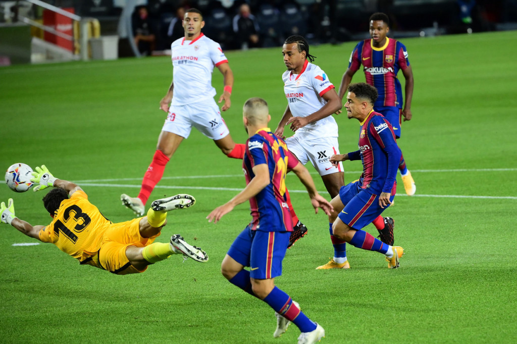 Philippe Coutinho mencetak gol ke gawang Sevilla.
