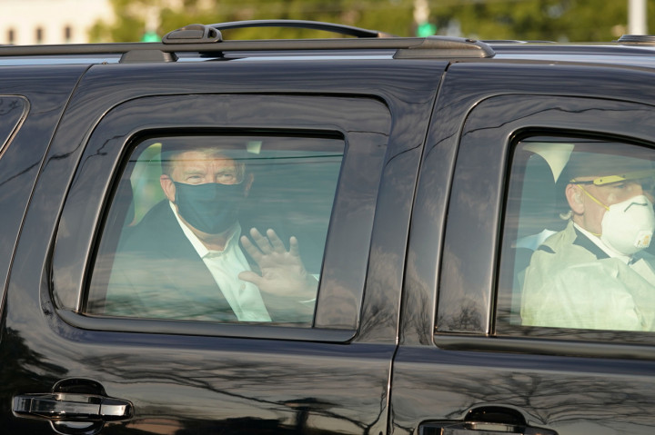 Trump berada dalam salah satu iring-iringan mobil yang berjalan secara lambat dan melambaikan tangannya.