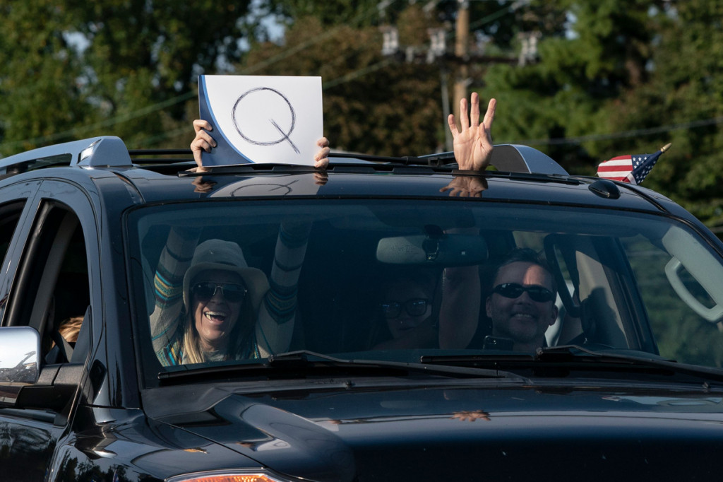 Sebelum muncul di luar rumah sakit, Trump terlebih dahulu merilis sebuah video yang menyebutkan dirinya