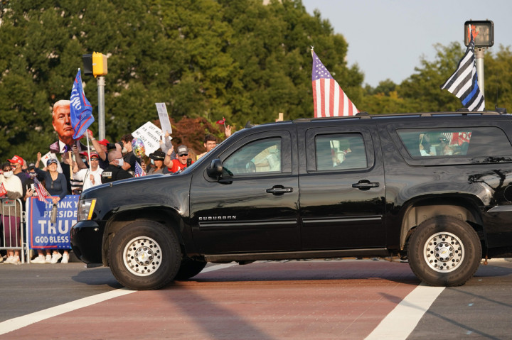 Sementara itu, seorang dokter di rumah sakit Walter Reed Medical Center, James Philips, mengkritik keras iring-iringan mobil Trump karena adanya risiko infeksi di dalam mobil.