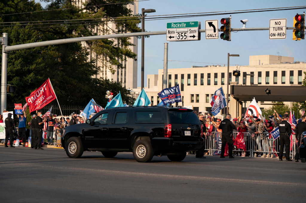 Sejumlah kecil pendukungnya tampak menyambut Trump di luar rumah sakit tersebut dan anggota kepolisian membuat barisan di kedua sisi jalan.