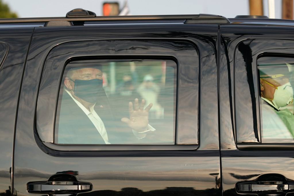 Dia mengatakan bahwa mereka yang berada di dalam mobil Trump perlu dikarantina selama 14 hari dan berisiko sakit. Philips juga merupakan asisten profesor kedokteran emergensi di George Washington University.