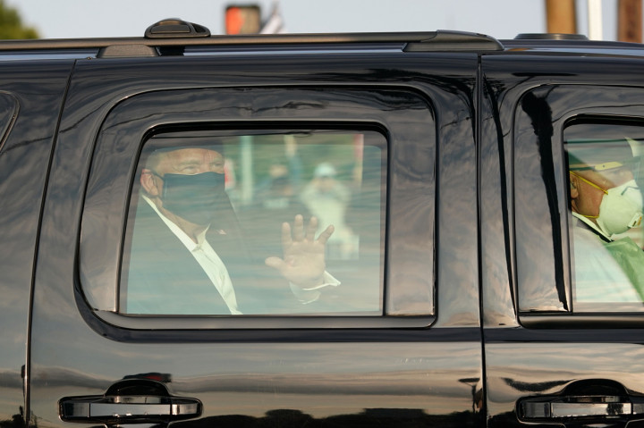 Dia mengatakan bahwa mereka yang berada di dalam mobil Trump perlu dikarantina selama 14 hari dan berisiko sakit. Philips juga merupakan asisten profesor kedokteran emergensi di George Washington University.