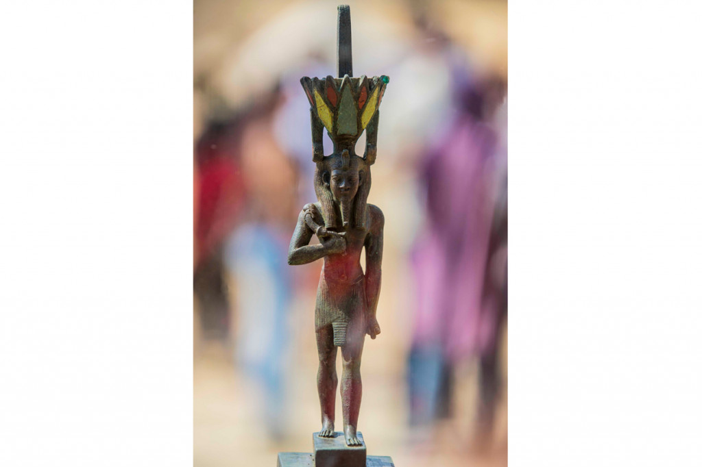 Dugaan itu didasarkan pada temuan patung-patung perunggu yang juga ditemukan di lokasi ekskavasi. Patung tersebut menggambarkan Nefertem, dewa kuno bunga teratai.