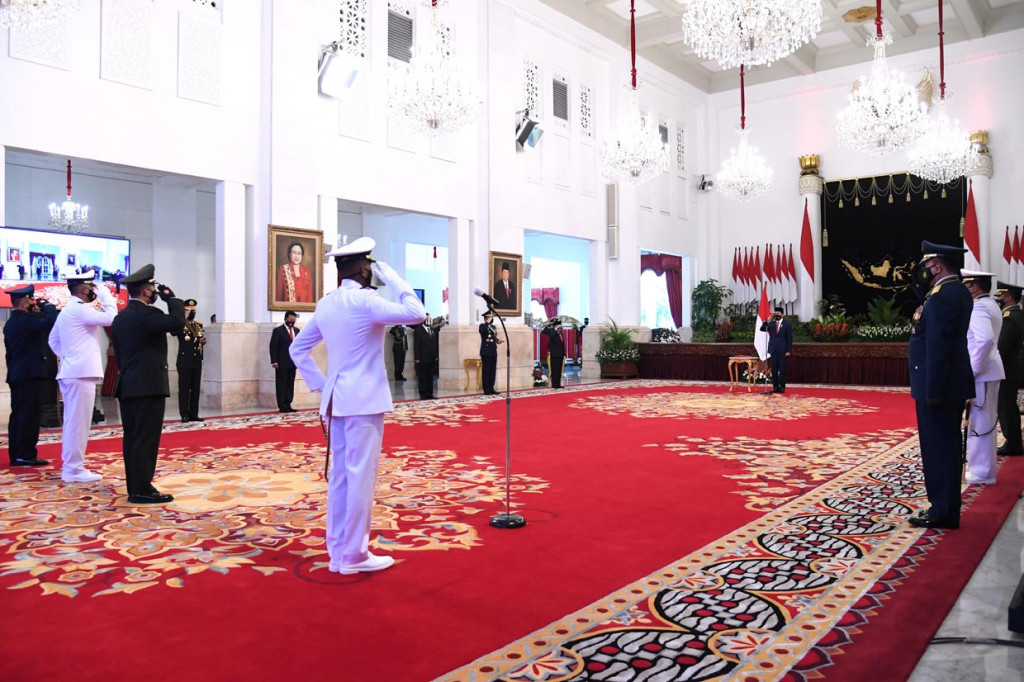 Presiden Joko Widodo (keempat kanan) memimpin upacara peringatan HUT ke-75 TNI di Istana Negara Jakarta.