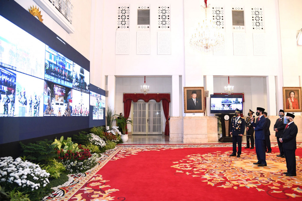 Presiden Joko Widodo (tengah) didampingi Wakil Presiden Ma?ruf Amin (kanan), Menteri Pertahanan Prabowo Subianto (kedua kanan), Panglima TNI Marsekal TNI Hadi Tjahjanto (kiri) dan Kapolri Jenderal Pol Idham Azis (kedua kiri) berdialog dengan prajurit TNI secara virtual ketika memimpin upacara HUT ke-75 TNI di Istana Negara Jakarta.