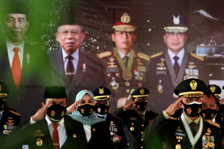 Pangdam XIV/Hasanuddin Mayjen TNI Andi Sumangerukka (kanan) bersama Wakil Gubernur Sulawesi Selatan Andi Sudirman Sulaiman (kiri) mengikuti upacara peringatan HUT ke-75 TNI secara daring di Makodam XIV/Hasanuddin, Makassar, Sulawesi Selatan.