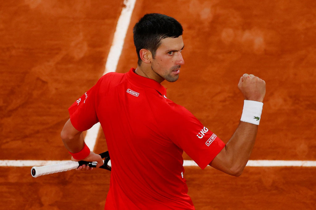 Unggulan teratas Novak Djokovic meluapkan kegembiraan usai memastikan diri melaju ke babak perempat final turnamen French Open usai menundukkan petenis Rusia Karen Khachanov, Senin, 5 Oktober 2020. 