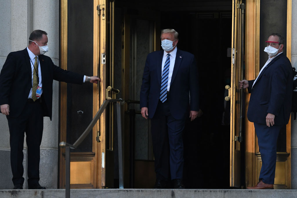 Presiden AS Donald Trump pada Senin, 5 Oktober 2020 waktu setempat, meninggalkan rumah sakit tempat dia dirawat karena covid-19, tepat setelah dia mengumumkan akan segera kembali berkampanye.