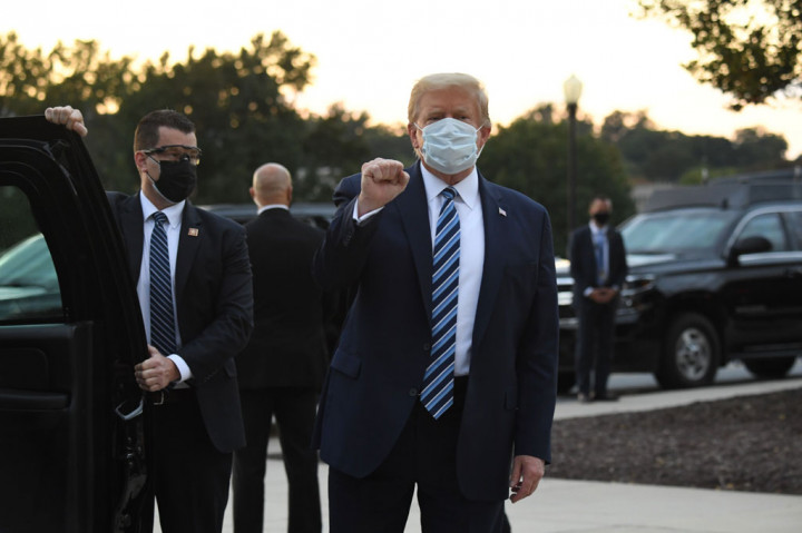 Trump kemudian bergegas memasuki mobil yang akan membawanya ke helikopter yang sudah menunggu.