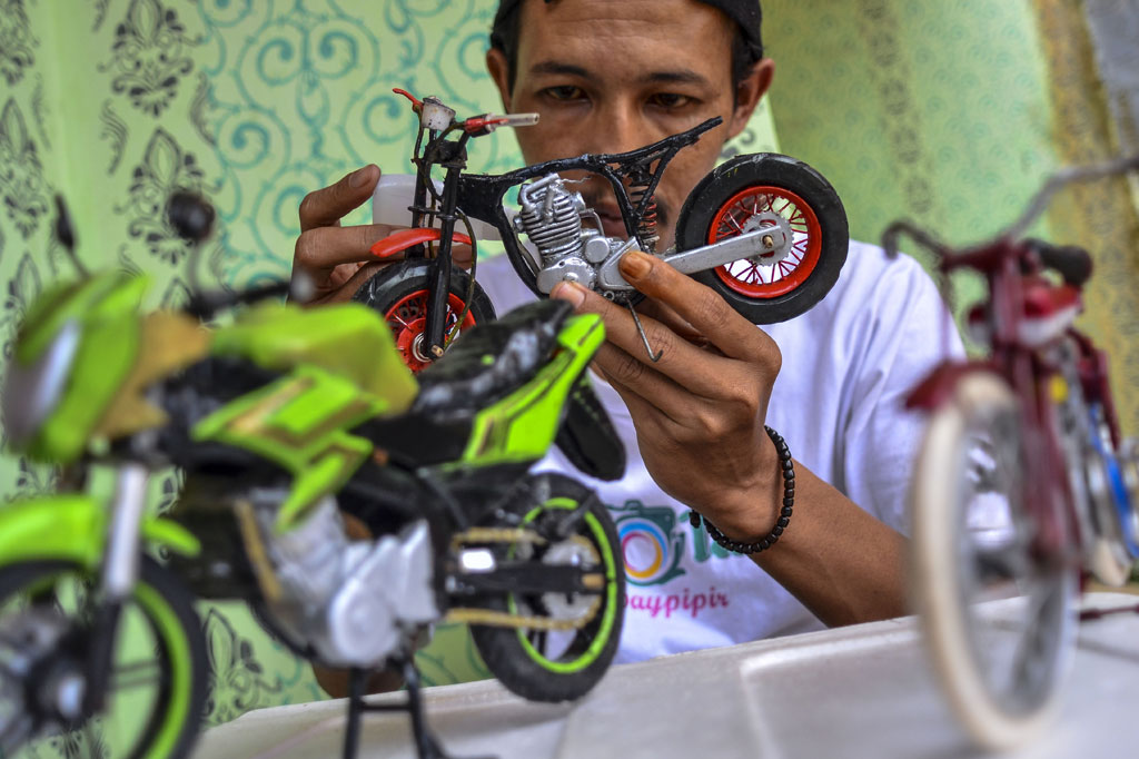 Membuat Miniatur Sepeda  Motor  dari Barang Bekas  Medcom id