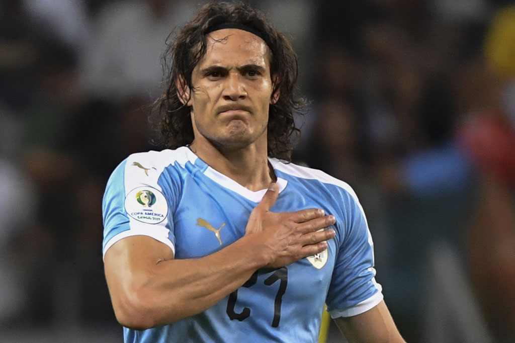 Cavani disebut-sebut media Inggris akan mendapatkan gaji 175 ribu pound (Rp3,36 miliar) per pekan selama satu tahun di Old Trafford.