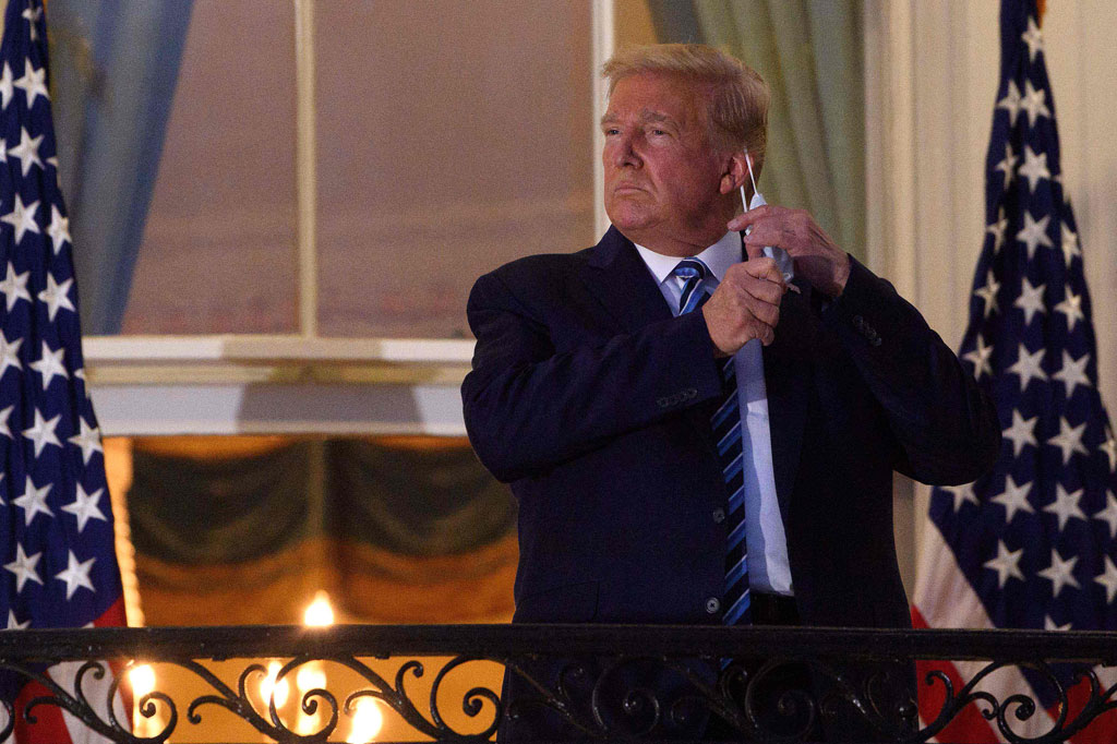 Presiden AS Donald Trump keluar dari rumah sakit pada hari Senin, 5 Oktober 2020 waktu setmpat, setelah empat hari menjalani perawatan darurat untuk Covid-19.