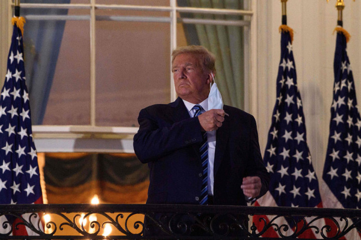 Trump langsung melepas maskernya begitu tiba di Gedung Putih dan bersumpah untuk segera kembali berkampanye.