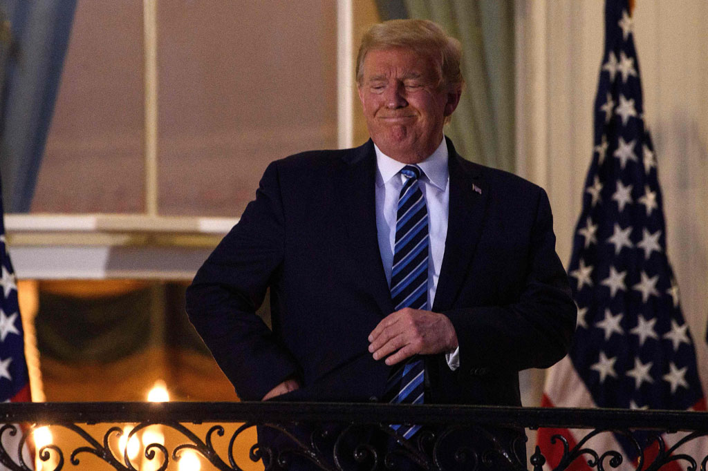 Serangkaian momen memperlihatkan Trump saat melepas maskernya. Setelah tiba di Gedung Putih dengan helikopter Marine One, Trump kemudian menaiki anak tangga menuju balkon megah South Portico dan secara demonstratif melepas topengnya.