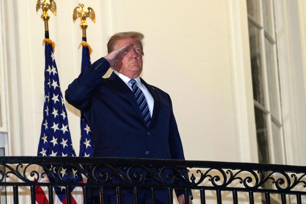 Dia kemudian memberi hormat pada Marine One yang bergegas pergi meninggalkan Gedung Putih.