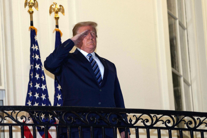 Dia kemudian memberi hormat pada Marine One yang bergegas pergi meninggalkan Gedung Putih.