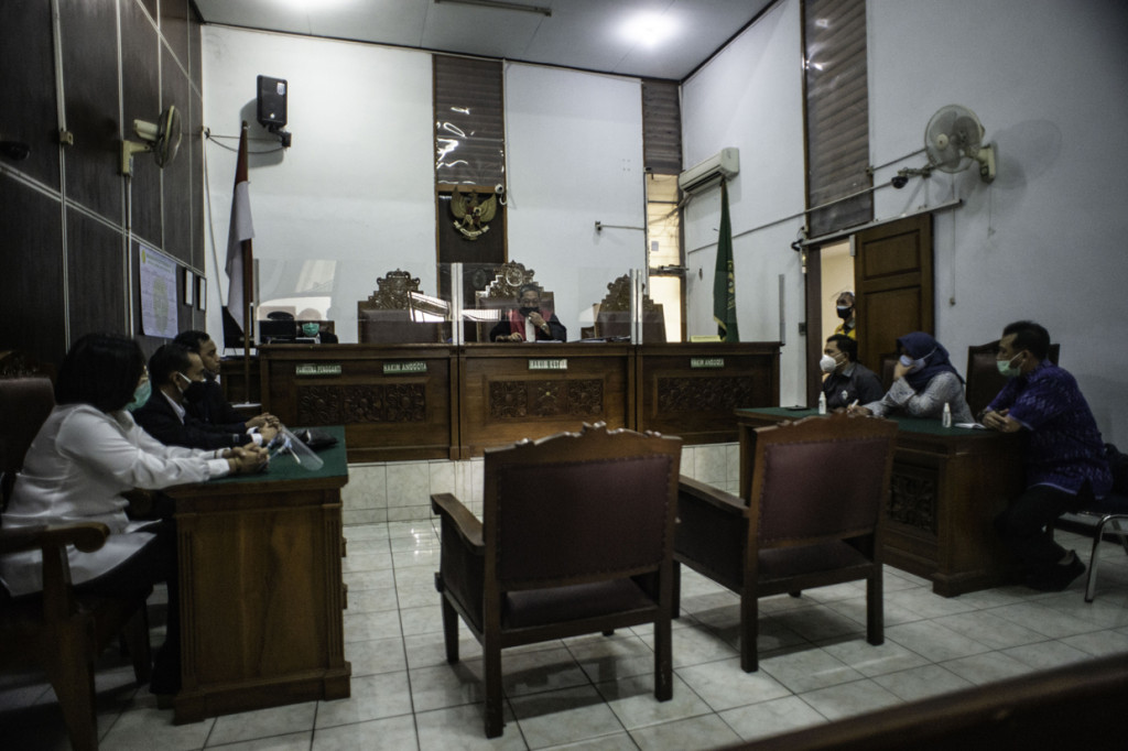 Suasana sidang putusan praperadilan mantan Kepala Divisi Hubungan Internasional (Kadiv Hubinter) Polri Irjen Pol Napoleon Bonaparte yang dipimpin oleh Hakim Tunggal Suharno di Pengadilan Negeri Jakarta Selatan, Jakarta.