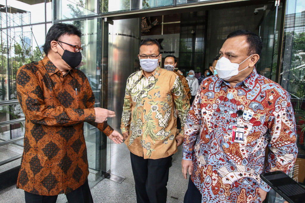 Menteri Pendayagunaan Aparatur Negara dan Reformasi Birokrasi Tjahjo Kumolo (kiri) bersama Kepala Lembaga Administrasi Negara (LAN) Adi Suryanto (tengah) dan Ketua KPK Firli Bahuri (kanan) menjawab pertanyaan wartawan seusai mengadakan pertemuan di Gedung KPK, Jakarta.
