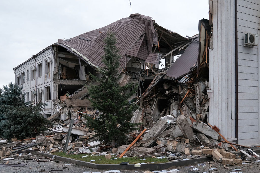 Pemerintah Nagorno-Karabakh mengatakan, pasukan Azerbaijan melancarkan serangan roket ke ibu kotanya, Stepanakert, sementara Azerbaijan mengatakan Armenia menembakkan rudal ke beberapa kota di luar wilayah yang memisahkan diri itu.